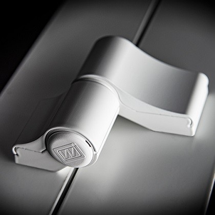 Aluminium entrance doors hinges